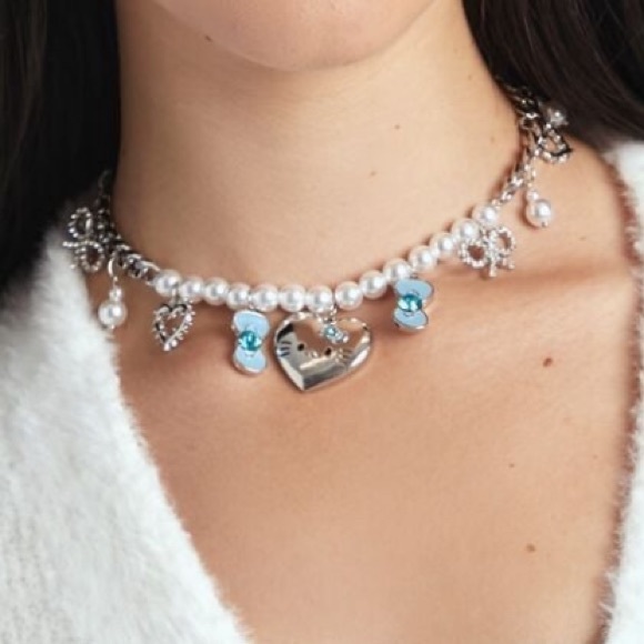 🎀 🎄Hello Kitty Heart Charm Necklace - Picture 3 of 3